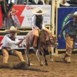 Emiliano Rivas Mayorga aguantando fuertes reparos del toro para sumar 20 tantos por los Charros de Jalisco "Rojo"