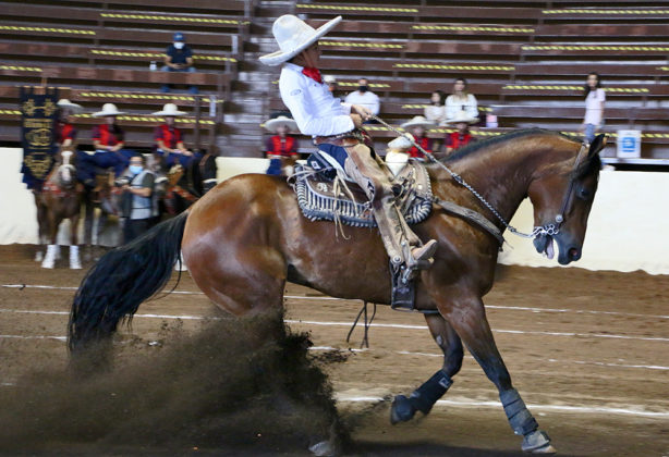 Juan María Solana Zavala presentando la cala de caballo de 23 unidades, en la última eliminatoria de charros completos Infantil "A"