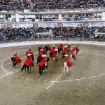 Las 16 integrantes de la Escaramuza Monumental de los Estados Unidos de América en ejecución de sus ejercicios de exhibición