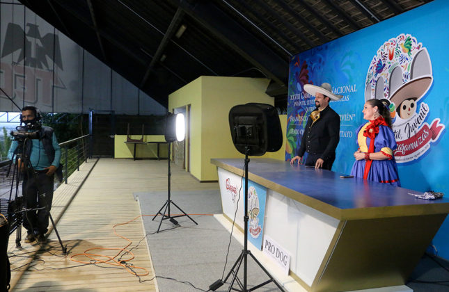 El detrás de cámaras de la cápsula previa a la transmisión en vivo del Campeonato Nacional Charro Infantil, Juvenil y de Escaramuzas