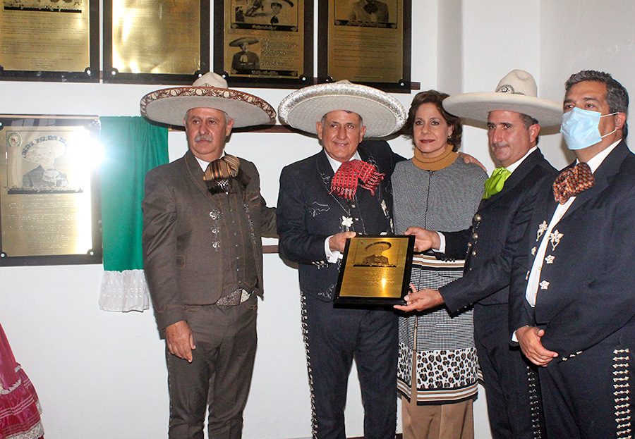 Los hermanos Francisco Javier y José Roberto García Kuri recibieron una reproducción de la placa conmemorativa