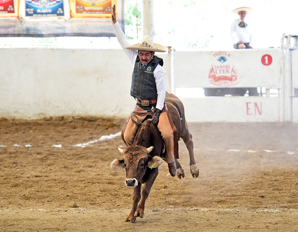 Buena monta de toro de Juan Pedro Estrada González, que jineteó al toro con 56 años por el equipo San Miguel de Huentitán