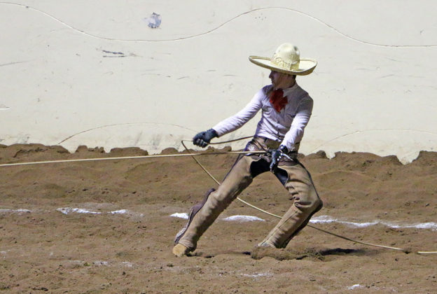 Antonio Aceves Álvarez chorreando alrededor de los cuadriles una de las manganas a pie que agarró para La Colonial de Zacatecas