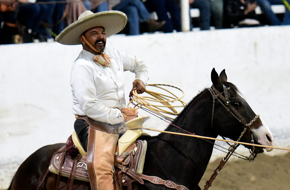Alfonso Lozano derriba su tercera oportunidad de manganas a caballo, defendiendo el estandarte de los Charros de Tlaltenango