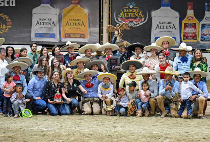 Premiación a Rancho Casa Goytia, equipo campeón nacional y agrupación del monarca del Charro Mayor en Cinco Faenas, Adalberto Bollaín y Goytia