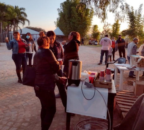 Los padres y acompañantes de las pequeñas que asisten cada mañana al reconocimiento del terreno disfrutan café en las instalaciones de Rancho El Pitayo