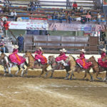 Las Alteñitas Juvenil ejecutando el abanico en su presentación en la charreada vespertina del sábado