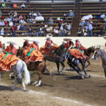 Las Charras Unidas Oro de California realizan una coladera durante su rutina