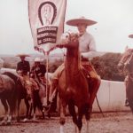 El Doctor Juan José de Alba Martín en sus años mozos, desfilando con el estandarte de la Metropolitana de Charros