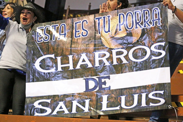 La porra de los Charros de San Luis Potosí apoyaron en todo momento a sus jóvenes competidores en el compromiso nocturno