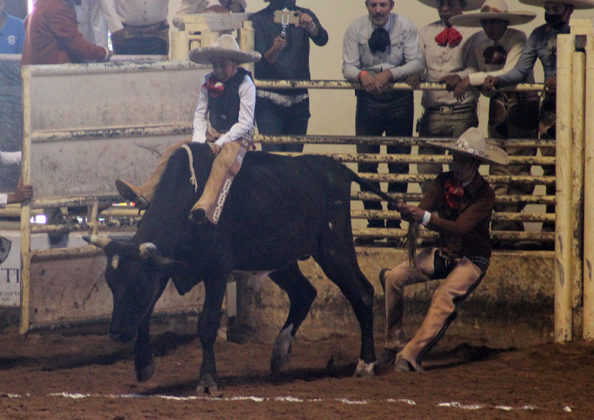José Tadeo Campa Borges le ganó 17 unidades al toro en esta emocionante jineteada