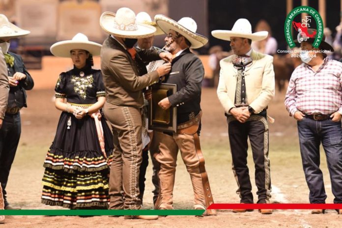 El presidente José Antonio Salcedo impone la presea Herradura de Oro a Juan Bañuelos Ramírez