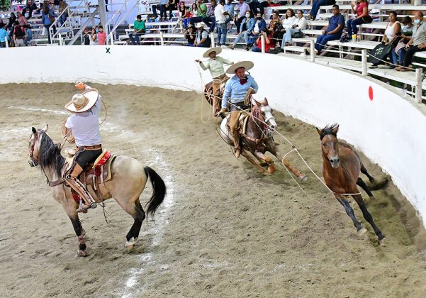 Bella estampa de Rolando Samperio Pérez acertando una mangana a caballo con el remate del Desdén, cobrando 24 puntos para los Fedatarios del Estado de México