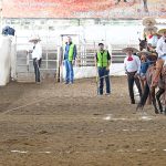 Raúl Bañuelos chorreando uno de los dos piales en el lienzo que acertó durante la última eliminatoria de charros completos mayores