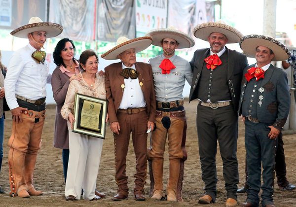 Se impuso la presea Herradura de Oro al señor Don Héctor Balleza Sánchez, gran impulsor de la charrería en el estado de Colima
