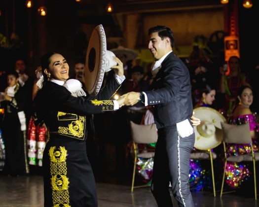Bailando el tradicional Jarabe Tapatío la Reina Nacional de la Charrería, SGM María Isabel I