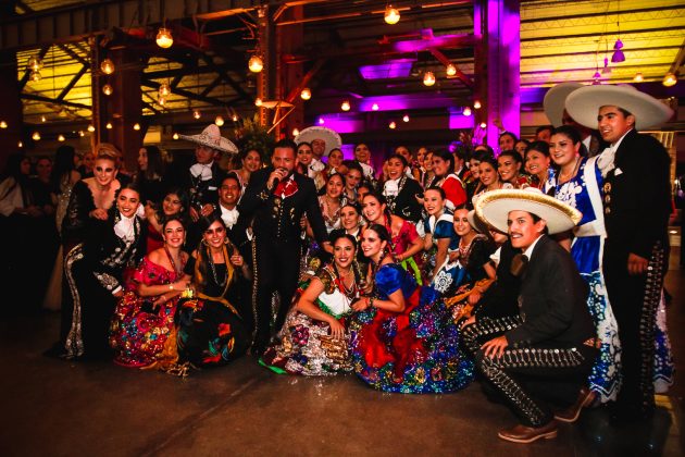El ambiente festivo de este Baile de Reinas lo puso el cantante Pancho Uresti