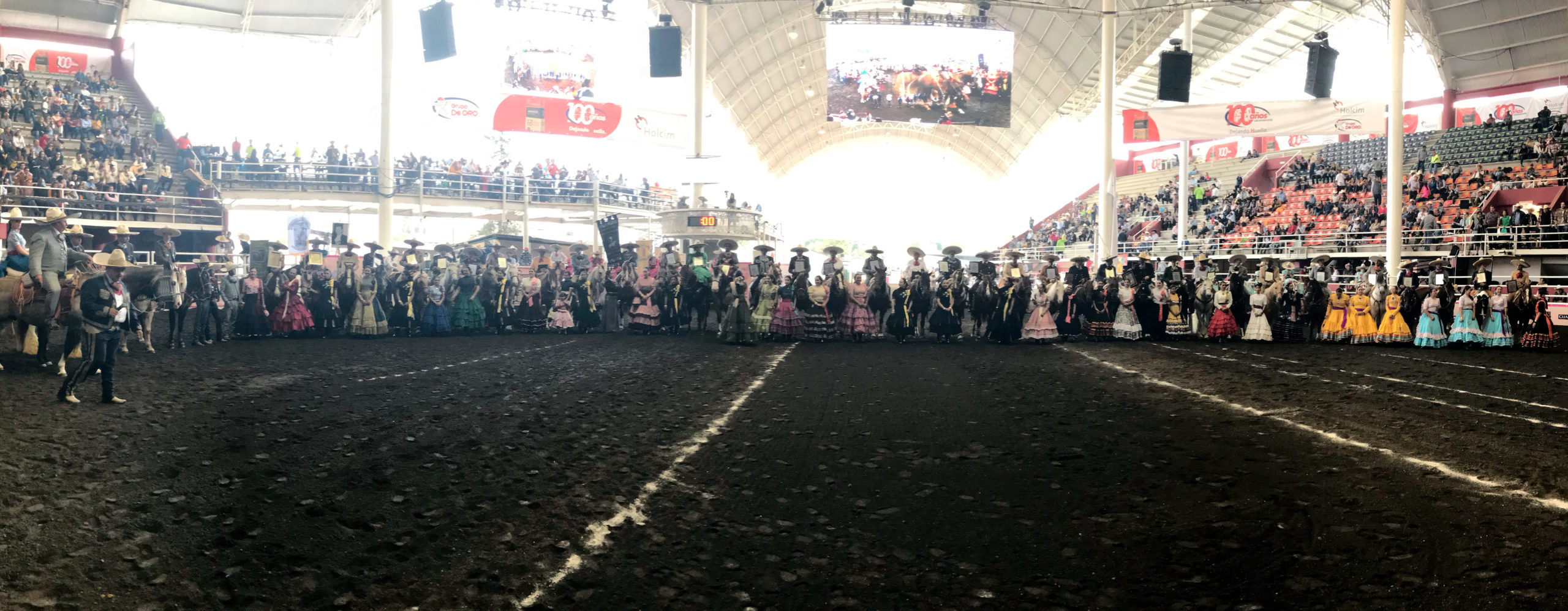 Los campeones nacionales charros completos desfilaron a caballo y recibieron el homenaje de la afición