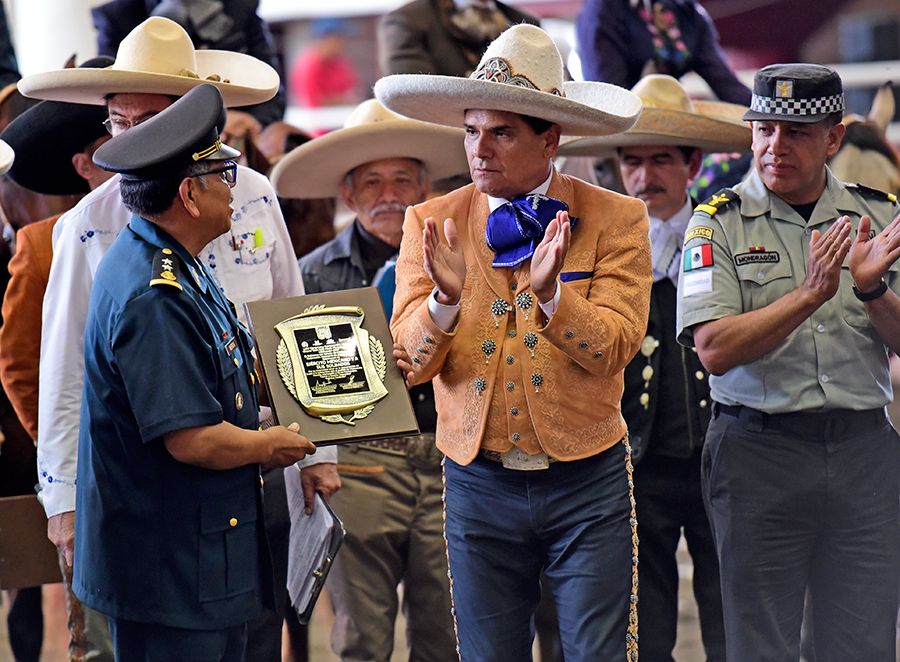 El Gobernador Silvano Aureoles entregando el reconocimiento al Ejército Mexicano en manos del general Gerardo Mérida Sánchez