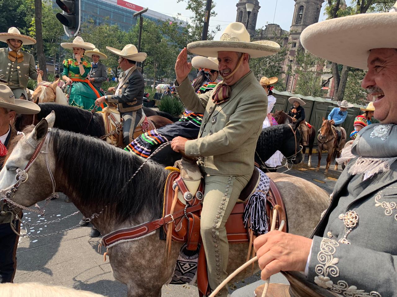 El presidente Leonardo Dávila Salinas encabezó el contingente de la Federación Mexicana de Charrería en el desfile conmemorativo al inicio de la Revolución Mexicana