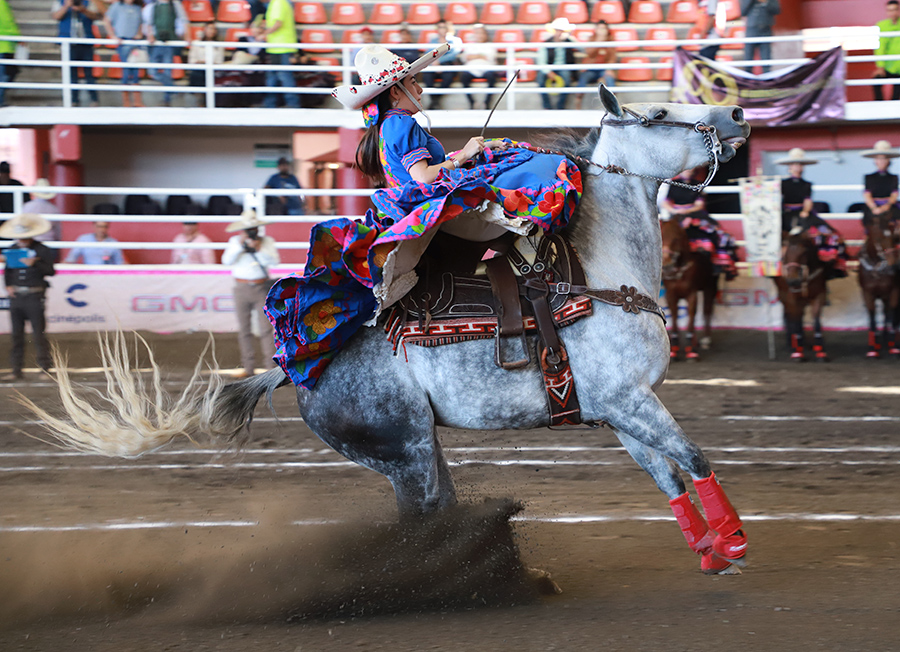 Soberbia la punta de la chiapaneca Ximena Velasco, pues su cabalgadura rayó 19.20 metros en dos tiempos