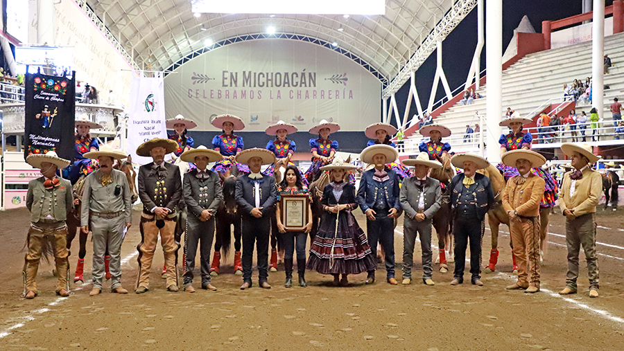 En la competencia nocturna recibió un reconocimiento la licenciada Leticia Cauzor Soto, de la escaramuza Charra de Chiapas