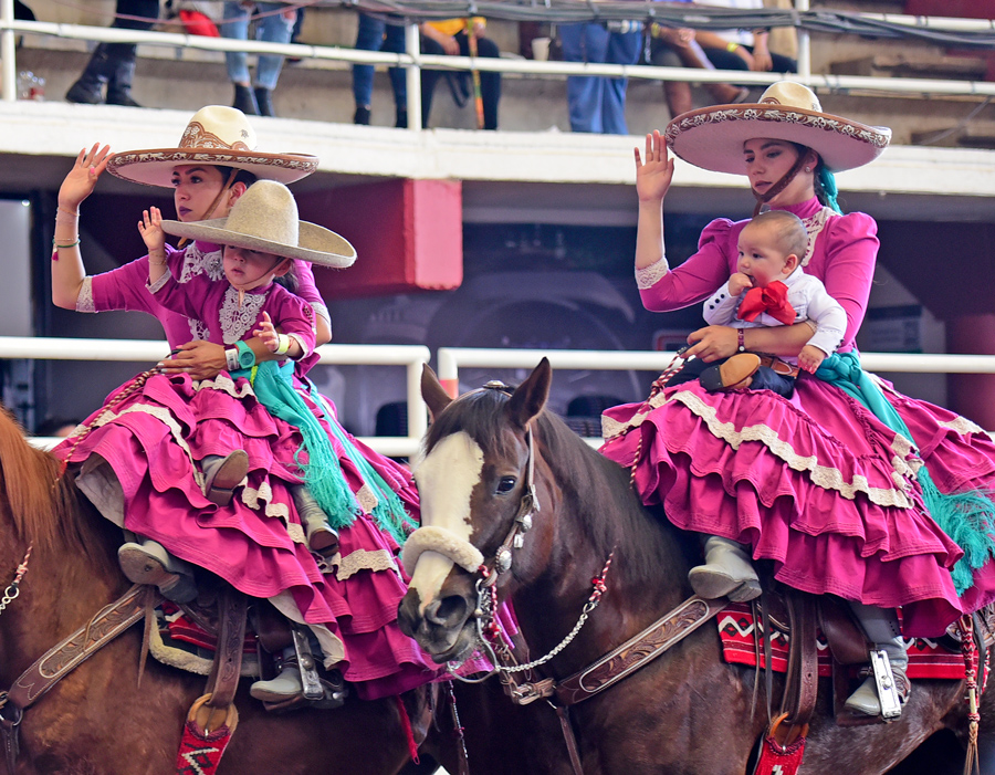 Tierna imagen que identifica a la Charrería como el deporte nacional mexicano y familiar por excelencia