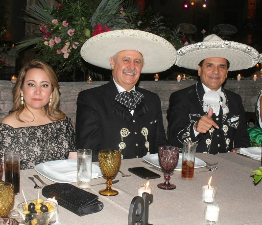 El presidente de la Federación, ingeniero Leonardo Dávila Salinas, acompañado por su señora esposa, Mini Blanco de Dávila, y el señor Gobernador del Estado de Michoacán, ingeniero Silvano Aureoles Conejo