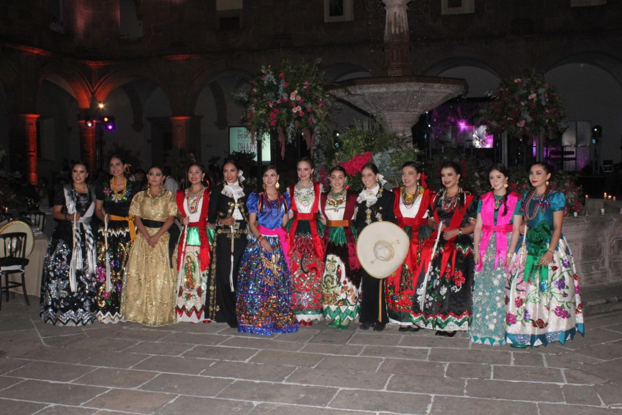 Nutrida asistencia de reinas en la Cena Baile celebrada la noche del sábado en el Centro Cultural Clavijero