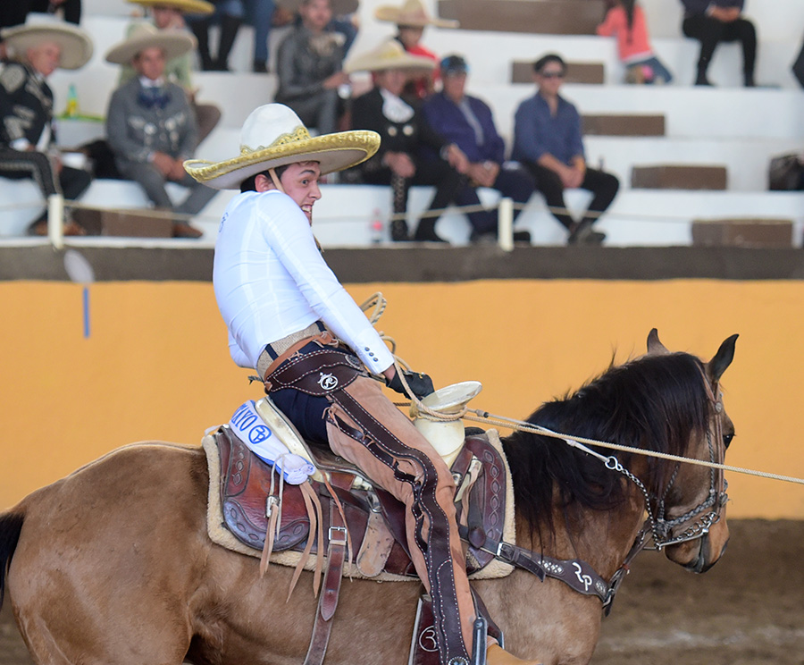 El manganeador a caballo de Rancho El Pitayo, Óscar Pérez Lara, cuajó sus tres oportunidades en la competencia vespertina