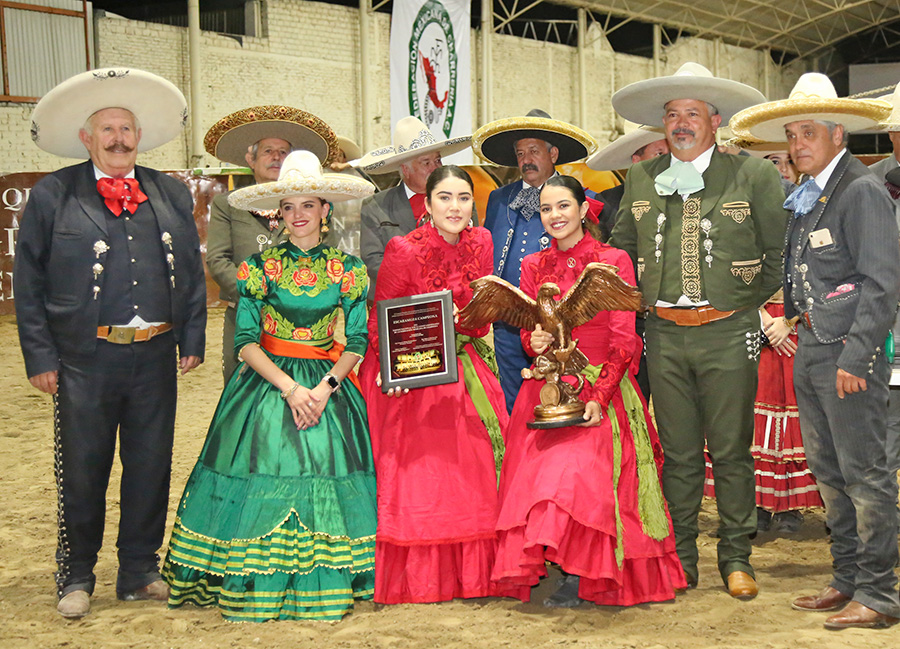 Premiación a Rancho Los Olivos, escaramuza campeona del Aniversario