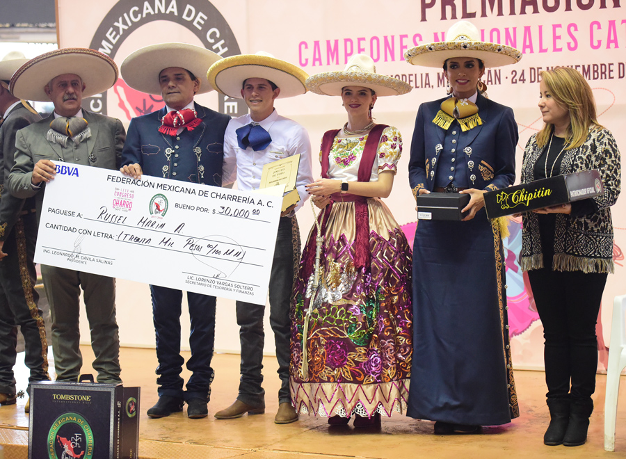 La Reina Nacional, SGM María I, y la señora Mini Blanco de Dávila, presidenta del Comité de Damas Charras, engalanaron la premiación de los campeones individuales por faena