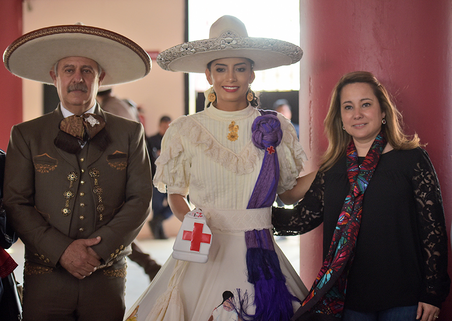El presidente de la Federación, ingeniero Leonardo Dávila, y su esposa, la señora Mini Blanco de Dávila, junto a la maestra Edna Díaz Aceves, en la colecta a beneficio de la benemérita Cruz Roja Mexicana 