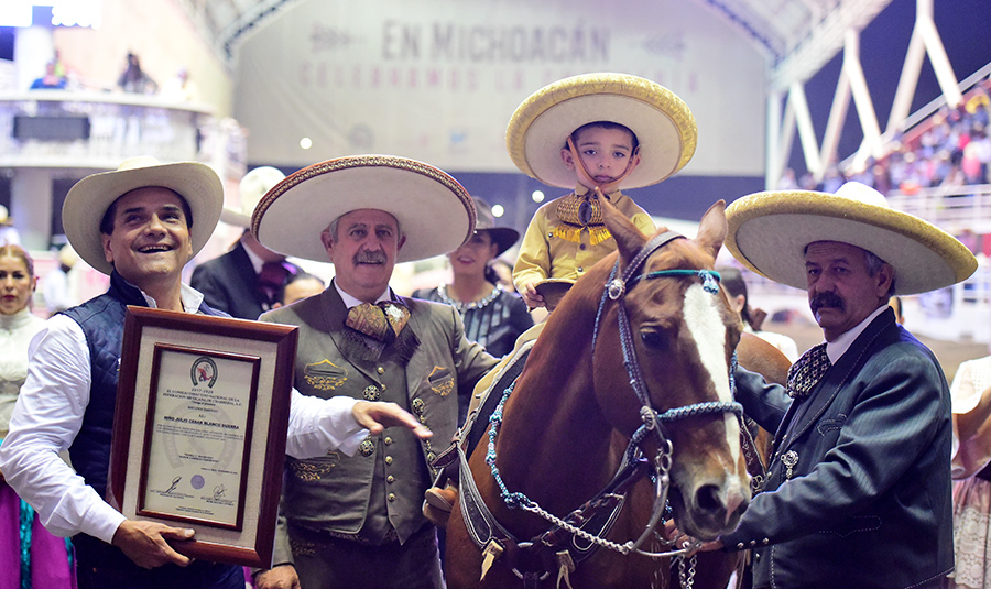 Se homenajeó la labor del pequeño Julio César Blanco Guerra, quien fungió como apoyo de los caporales en este Campeonato Nacional Charro Michoacán 2019