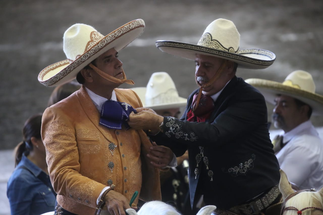 El Gobernador de Michoacán recibió la presea Herradura de Oro de manos del presidente de la Federación