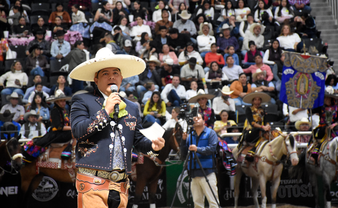 El Gobernador del Estado de San Luis Potosí, Ricardo Gallardo Cardona, dirigiéndose al público que hizo una gran entrada en la Arena Potosí