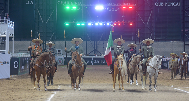 Elegancia durante los honores al lábaro patrio, enarbolado por la escolta charra