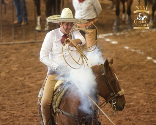 Juan Antonio Aceves Sánchez par de piales por los Charros de Caborca