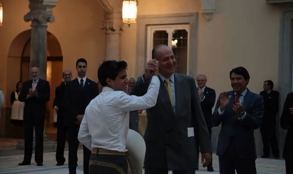 Juan Carlos de Borbón, aquí acompañado por Diego Basurto Rodríguez, recibió a la delegación mexicana de charros en la gira celebrada por España en mayo de 1975