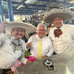 El presidente José Antonio Salcedo acompañado por el senador Bob Archuleta y Leonardo López de la asociación La Noria de California