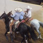 Los coleadores de Rancheros de Tijuana deseándose suerte antes de entrar en liza