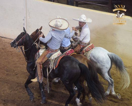 Los coleadores de Rancheros de Tijuana deseándose suerte antes de entrar en liza