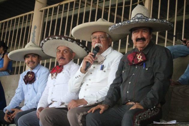 Los locutores en Katy, Texas: Sergio Reveles, Víctor Fernández, Gustavo Galván y don Apolonio Ibarra
