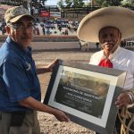 Don Raúl Flores Dávila recibiendo un reconocimiento en Tepic, por parte de la asociación de charros Rancho El Quevedeño