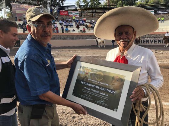 Don Raúl Flores Dávila recibiendo un reconocimiento en Tepic, por parte de la asociación de charros Rancho El Quevedeño