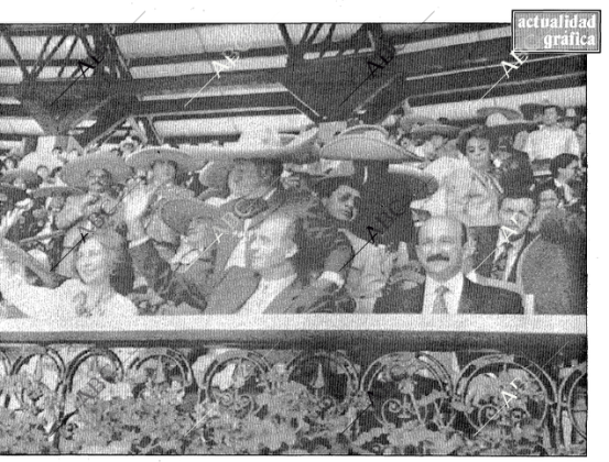 Sus majestades los Reyes de España, acompañados por el presidente Carlos Salinas de Gortari, en el palco de honor del lienzo charro "Santa María" de Lagos de Moreno, Jalisco