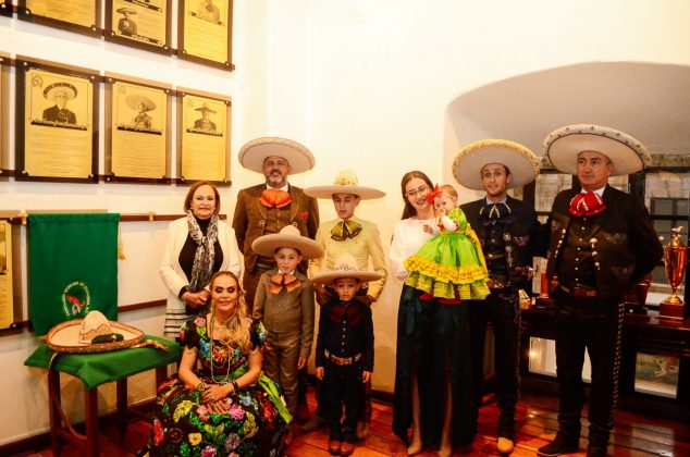 La familia Ríos Esquivias durante la ceremonia de ingreso de Don Lorenzo Ríos López al Salón de la Fama de la Federación Mexicana de Charrería
