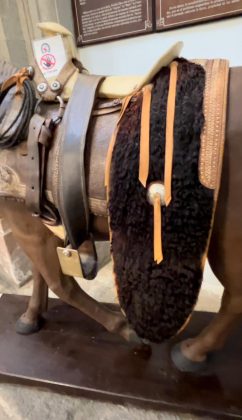 Detalle de los vaquerillos de piel de chivo en una montura que se exhibe en el Museo de la Charrería