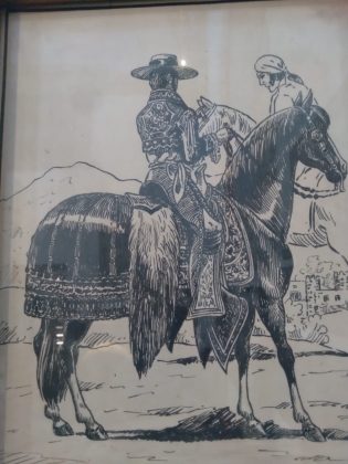 Grabado de época donde se observa un jinete cuya cabalgadura porta arquera con coscojos y vaquerillos de piel de chivo tras la teja
