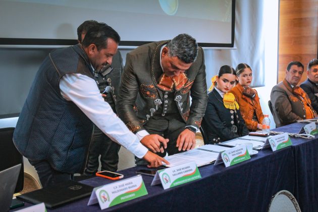Momento de la firma protocolaria con la cual el Campeonato Nacional Charro 2024 se realizará en San Luis Potosí